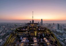 Vertigo - BANYAN TREE BANGKOK, Bangkok, Thajsko  Poslední patra jedné z nejvyšších budov Bangkoku patří hotelu Banyan Tree. Ten na 61.patře, na střeše tohoto mrakodrapu, provozuje přímo pod hvězdami unikátní restauraci Vertigo a Moon bar s ohromujícím výhledem na celé velkoměsto. Speciální konstrukce navozuje iluzi, jako když plujete nad městem.