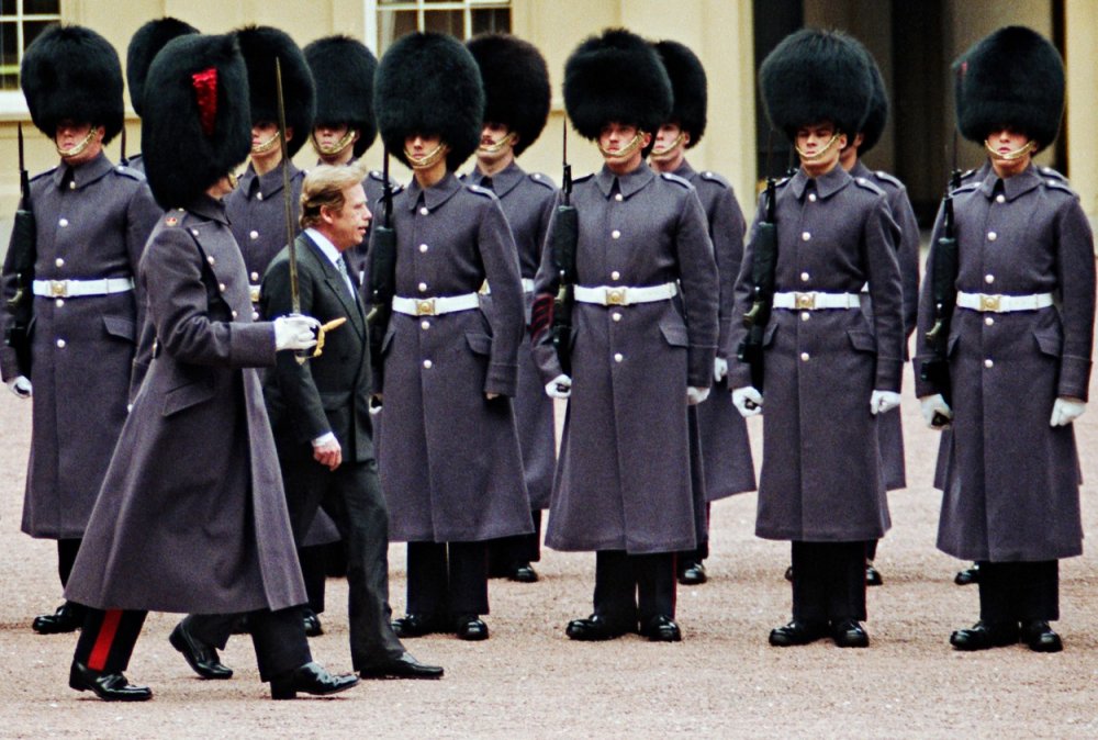 Do Buckinghamského paláce vedla i jedna z prvních zahraničních návštěv nového demokratického prezidenta tehdejšího Československa Václava Havla v březnu 1990.