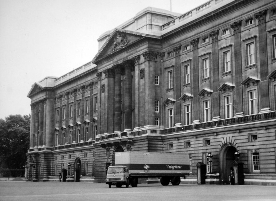 Odjezd na dovolenou. Když se královská rodina vypravila na letní dovolenou do sídla v Balmoralu, na převoz zavazadel byly potřeba kamiony British Rail, jako v srpnu 1967.