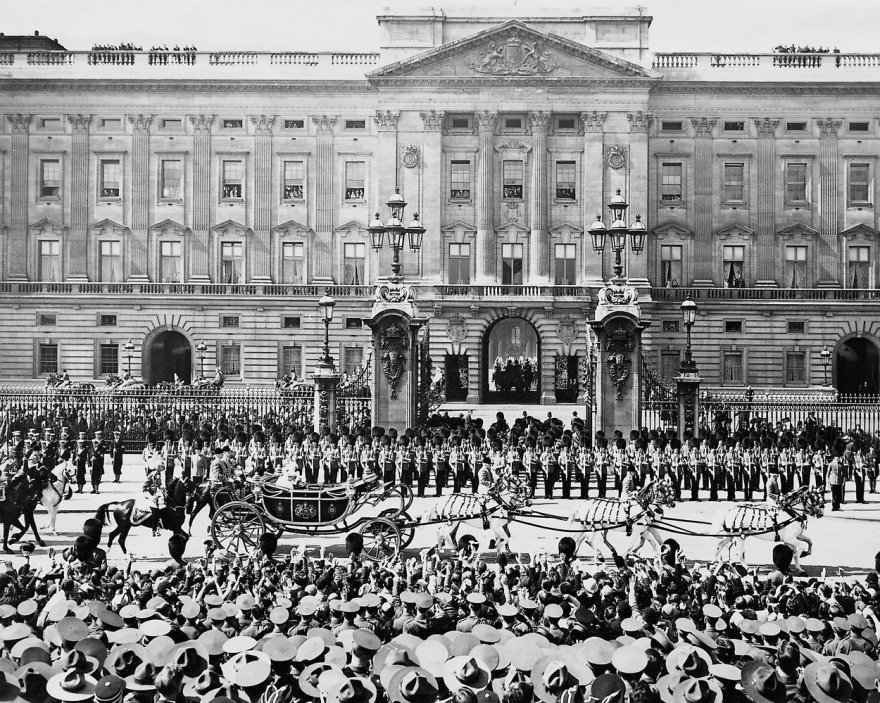 Kočár s britským králem Jiřím V. projíždí před Buckinghamským palácem v květnu roku 1935, kdy Jiří V. slavil 25 let na trůnu.