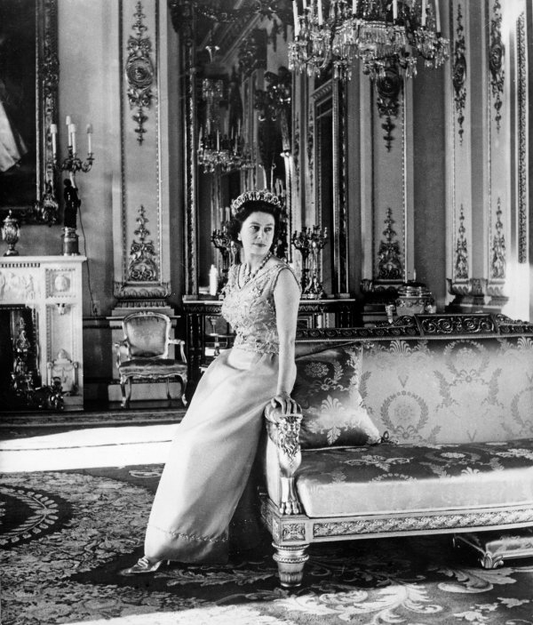 Královna Alžběta II. v den svých 34. narozenin v dubnu 1969 v Bílém salonu Buckinghamského paláce.