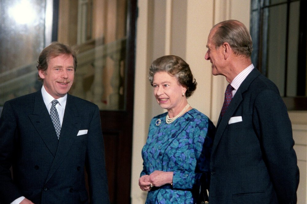 Do Buckinghamského paláce vedla i jedna z prvních zahraničních návštěv nového demokratického prezidenta tehdejšího Československa Václava Havla v březnu 1990.