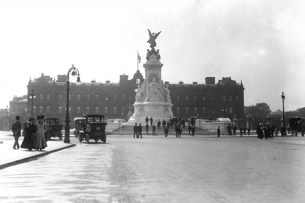 Buckinghamský palác s čerstvě odhaleným  památníkem královny Viktorie Victoria Memorial v roce 1911.