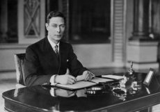 Král Jiří VI. ve své pracovně na snímku z 8. dubna 1937. Jiří VI. vládl od roku 1936 až do své smrti v roce 1952. Na trůn po něm nastoupila Alžběta II.