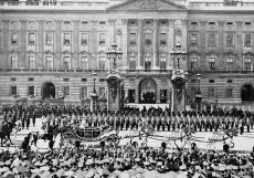 Kočár s britským králem Jiřím V. projíždí před Buckinghamským palácem v květnu roku 1935, kdy Jiří V. slavil 25 let na trůnu.