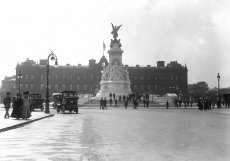 Buckinghamský palác s čerstvě odhaleným  památníkem královny Viktorie Victoria Memorial v roce 1911.