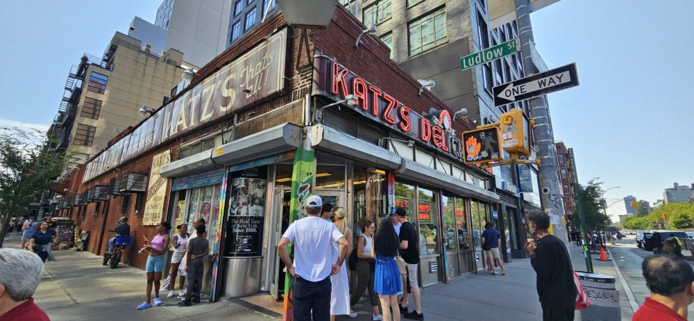 Jednou z velkých změn, kterou toto bistro za 135 let své existence zažilo, bylo stěhování přes ulici kvůli výstavbě další z mnoha tras newyorského metra. Od té doby ho najdete stále na jednom místě, totiž na rohu ulic East Houston a Ludlow. 