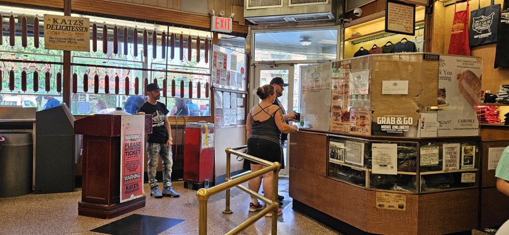 U vstupu do slavné manhattanské jídelny Katz´s Delicatessen dostanete u vchodu starobyle ještě lístek na zaznamenání útraty. Pokud byste jej ztratili, budete při odchodu platit docela velký paušál. Lístek dostane každá dospělá osoba, která vejde. Pokladna, kde platíte útratu je při odchodu vpravo, v kukani polepené ze všech stran.