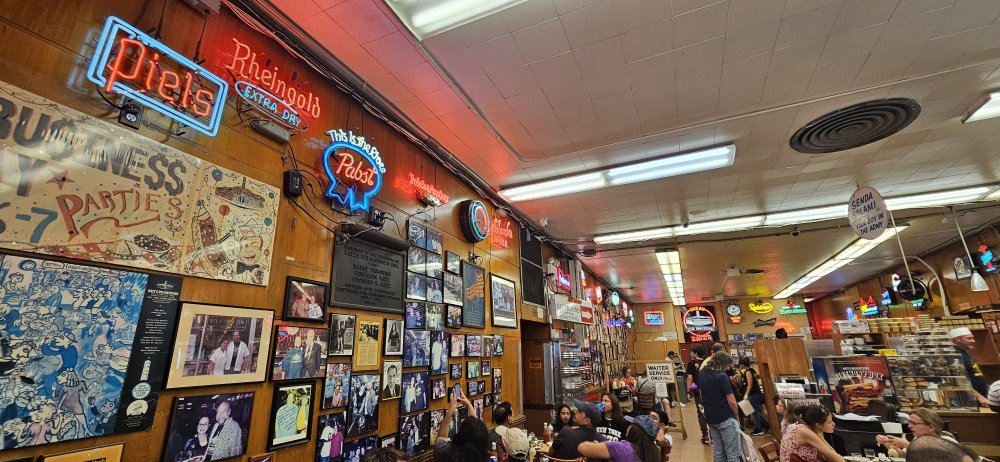 Zdi slavné jídelny na Lower East Side zdobí fotografie všech možných slavných i méně slavných hostů, kteří za 135 let její existence přišli do restaurace.