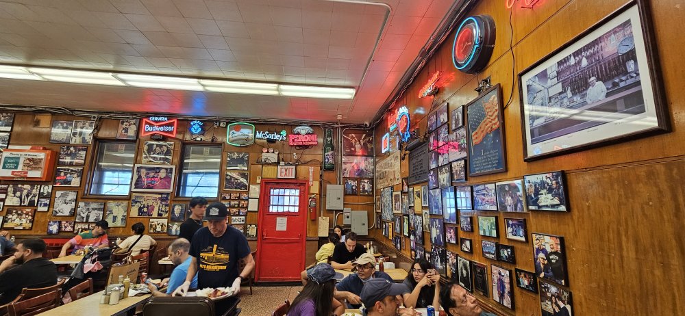 Zdi slavné jídelny na Lower East Side zdobí fotografie všech možných slavných i méně slavných hostů, kteří za 135 let její existence přišli do restaurace.