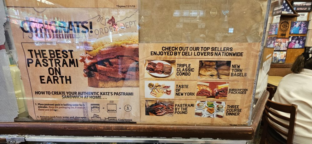 Vlastní marketing na web se Katz´s Delicatessen docela daří. Některé plakáty přímo v jídelně jsou ale evidentně z jiného století...