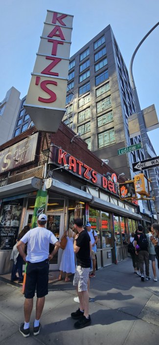 Od posledního stěhování v polovině minulého století najdete Katz´s Delicatessen na rohu ulic East Houston a Ludlow. 