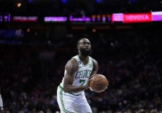 O něco méně pak za sezónu dostane Jaylen Brown z Boston Celtics. Celkem 60,7 milionů dolarů