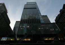 1. Sídlo jedné z největších bank v USA Lehman Brothers v New Yorku osudného dne 15. září 2008, kdy požádala o ochranu před věřiteli. S tehdejšími aktivy ve výši 691 miliard dolarů (podle aktuálního kurzu asi 15,8 bilionu korun) s přehledem vévodí žebříčku největších zkrachovalých firem.