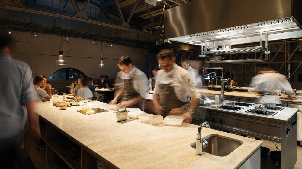 Interiér restaurace s 36 místy a otevřenou kuchyní navrhla architektka Tereza Froňková. Interiéru dominuje zmiňovaná otevřená kuchyň.