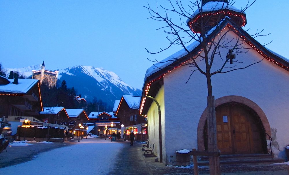 2. místo - Gstaad, Švýcarsko. Do žebříčku nejdražších destinací se pochopitelně dostalo i Švýcarsko, a to konkrétně prominentní lyžařské středisko Gstaad, kde jeden den turisty vyjde průměrně na 1544 dolarů, tedy necelých 34 tisíc korun. A to se cena za jednu noc v místním hotelu může dostat až na 1841 dolarů, tedy více než 40 tisíc. Letenky průměrně vyjdou na 25400 korun.