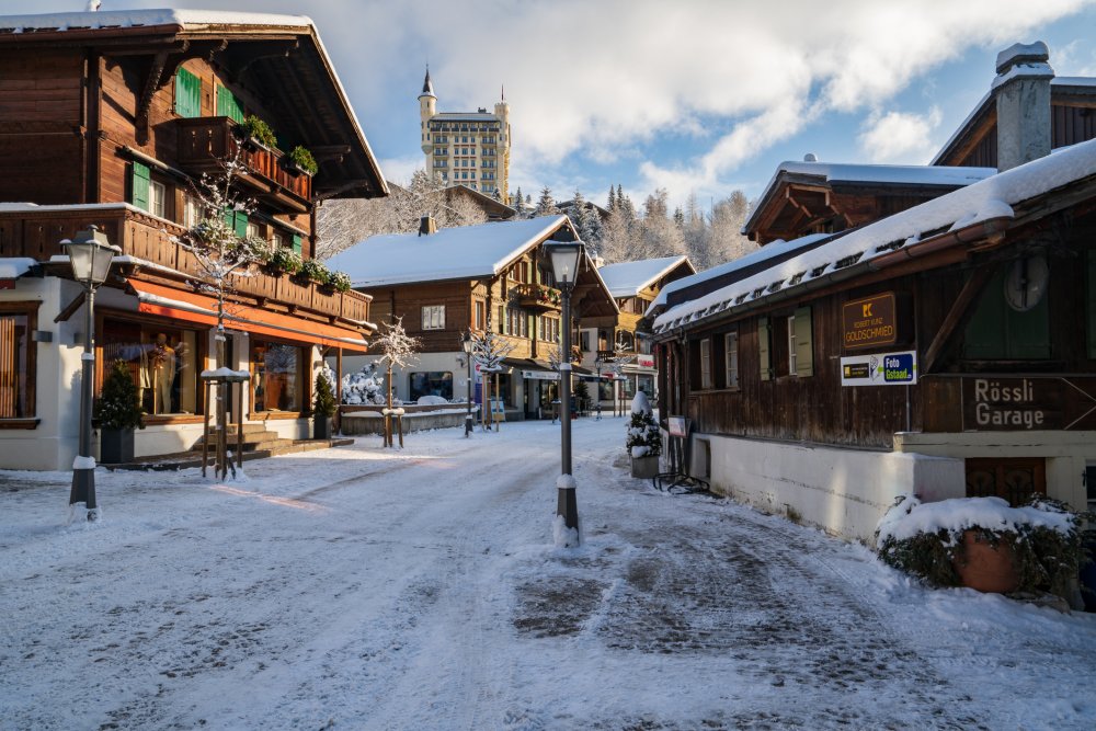 2. místo - Gstaad, Švýcarsko. Do žebříčku nejdražších destinací se pochopitelně dostalo i Švýcarsko, a to konkrétně prominentní lyžařské středisko Gstaad, kde jeden den turisty vyjde průměrně na 1544 dolarů, tedy necelých 34 tisíc korun. A to se cena za jednu noc v místním hotelu může dostat až na 1841 dolarů, tedy více než 40 tisíc. Letenky průměrně vyjdou na 25400 korun.