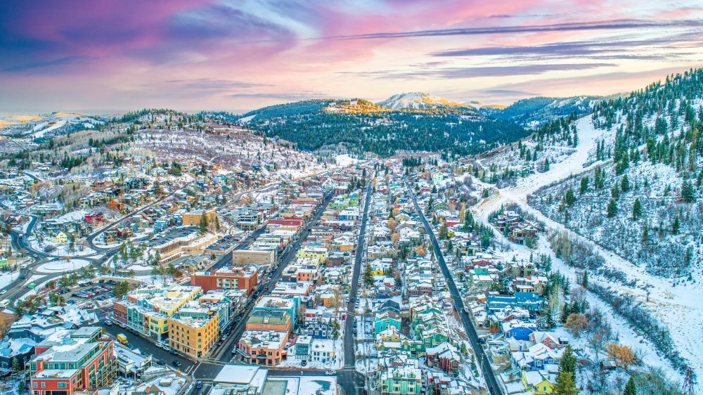 4. místo - Park City, Utah (USA). Pro Evropany nejspíše méně známé, nežli předchozí Aspen. Levnější je však jen o něco. Lidé zde průměrně utratí 2157 dolarů, přes 27 tisíc korun. Ubytování za noc vyjde několika člennou rodinu na částku okolo tisíce dolarů. U atrakcí a lyžařských vleků je to obdobné jako v příápadě Aspenu, průměrná denní útrata je přes 300 dolarů.