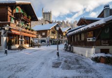 2. místo - Gstaad, Švýcarsko. Do žebříčku nejdražších destinací se pochopitelně dostalo i Švýcarsko, a to konkrétně prominentní lyžařské středisko Gstaad, kde jeden den turisty vyjde průměrně na 1544 dolarů, tedy necelých 34 tisíc korun. A to se cena za jednu noc v místním hotelu může dostat až na 1841 dolarů, tedy více než 40 tisíc. Letenky průměrně vyjdou na 25400 korun.