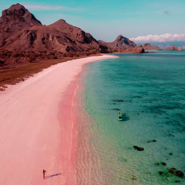 Pink Beach, ostrov Padar, Národní park Komodo, Indonésie – Indonéská republika. Říká se, že růžových pláží je na celém světě prý jen sedm. A jedna z těch nejslavnějších se nachází na ostrově Padar v Indonésii. 