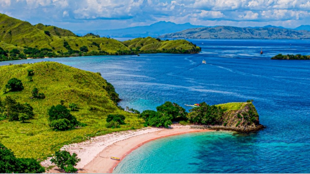 Pink Beach, ostrov Padar, Národní park Komodo, Indonésie – Indonéská republika. Zdejší Pink Beach za své netypické růžové zbarvení vděčí mikroskopickým živočichům zvaným Foraminifera, kteří na korálových útesech produkují červený pigment. Tato malebná růžová pláž je ale součástí Národního parku Komodo, kde žijí chránění varani, největší ještěři světa, kterým se někdy říká komodští draci. Kvůli přírodní rezervaci a ochraně těchto ještěrů, má být ale na ostrov už placený vstup.