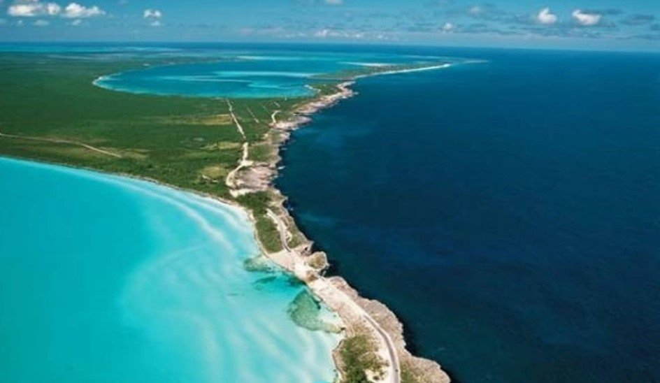 Skleněný most (The Glass Window Bridge), Bahamy – Bahamské společenství Další z unikátních pláží, o které se dá říci, že to je opravdový div přírody, je skalní útvar, kterému se říká Skleněný most na Bahamách. Je to jedno z mála míst na světě, kde máte šanci jednoduše porovnat dvě různé barvy moře. Z jedné strany tento zhruba deset metrů široký Skleněný most omývají sytě modré vlny Atlantského oceánu a z druhé strany tyrkysové vlny ze zátoky Eleuthera.