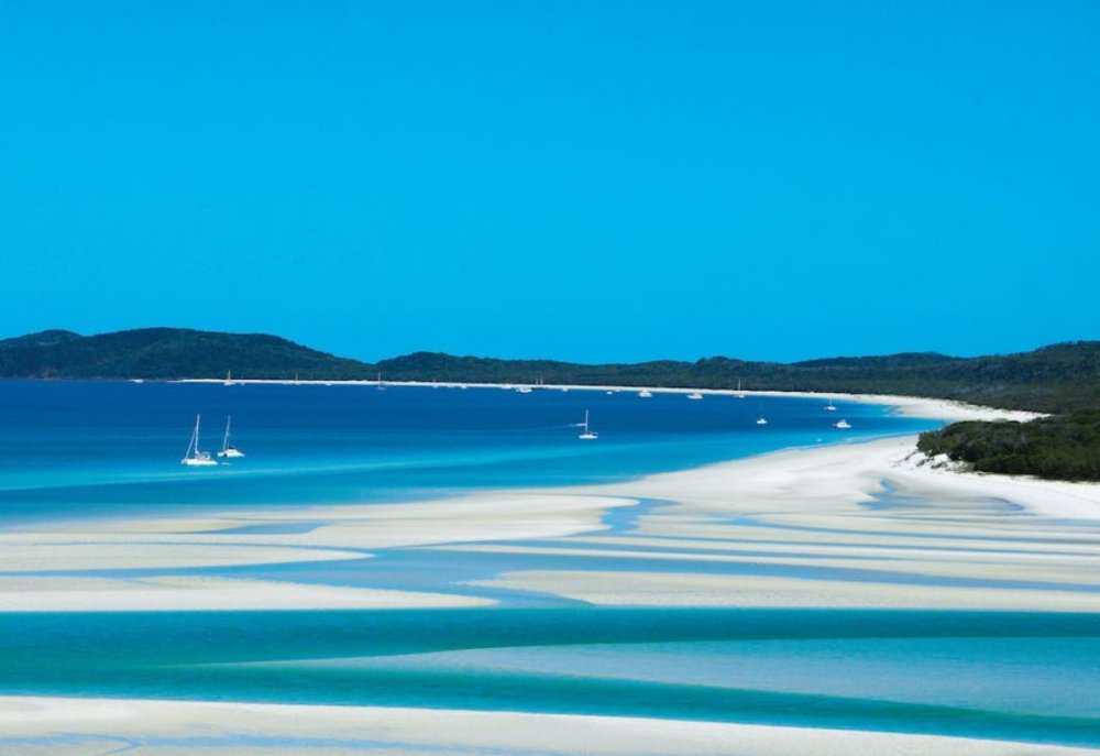 Whitehaven s bělostným pískem leží na ostrově Whitsundays, který je v centru Velkého bariérového útesu u centrálního pobřeží Queenslandu na severovýchodě Austrálie. 