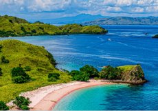 Pink Beach, ostrov Padar, Národní park Komodo, Indonésie – Indonéská republika. Zdejší Pink Beach za své netypické růžové zbarvení vděčí mikroskopickým živočichům zvaným Foraminifera, kteří na korálových útesech produkují červený pigment. Tato malebná růžová pláž je ale součástí Národního parku Komodo, kde žijí chránění varani, největší ještěři světa, kterým se někdy říká komodští draci. Kvůli přírodní rezervaci a ochraně těchto ještěrů, má být ale na ostrov už placený vstup.