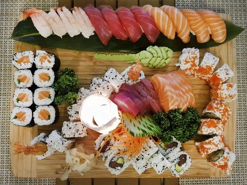 Tuňák je v gastronomii velmi oblíben. Sushi a sashimi z tuňáka je pohlazením pro všechny milovníky těchto rybích syrových pochoutek.