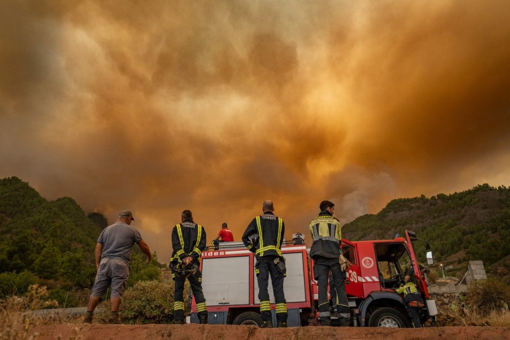 Hasiči dosahují úspěchů při hašení požárů na španělském ostrově Tenerife. Plameny sice dále postupují, ale výrazně pomaleji než v předchozích dnech