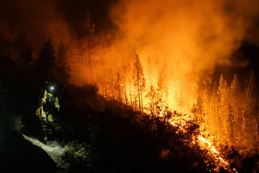 Hasiči dosahují úspěchů při hašení požárů na španělském ostrově Tenerife. Plameny sice dále postupují, ale výrazně pomaleji než v předchozích dnech