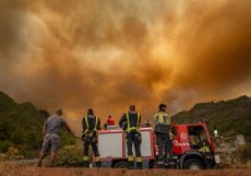 Hasiči dosahují úspěchů při hašení požárů na španělském ostrově Tenerife. Plameny sice dále postupují, ale výrazně pomaleji než v předchozích dnech
