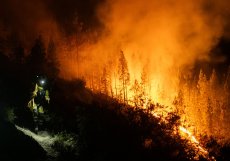 Hasiči dosahují úspěchů při hašení požárů na španělském ostrově Tenerife. Plameny sice dále postupují, ale výrazně pomaleji než v předchozích dnech