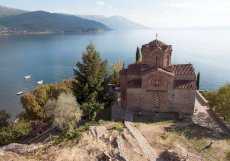 Vědecké analýzy a vykopávky potrvají ještě mnoho let, ale vody Ochridského jezera na hranicích Albánie a Severní Makedonie již odhalily zásadní tajemství: skrývají pozůstatky nejstaršího dosud objeveného jezerního města na evropském kontinentě