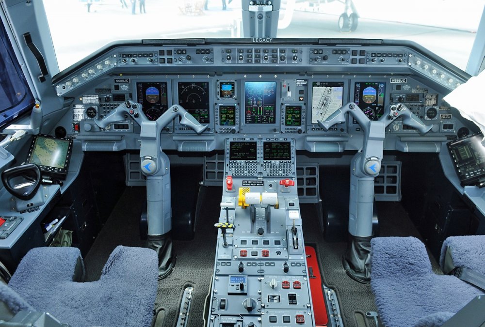 Kokpit letadla Embraer Legacy 600