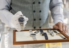 Index AMR Warch vzrostl u luxusních hodinek letos o 10 procent, stejně tak v přímo i v případě snad nejslavnější hodinkové značky Rolex.