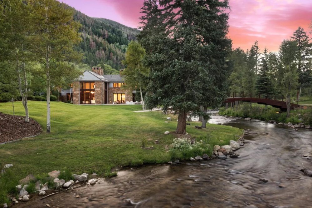 Nemovitost se rozkládá kolem řeky Roaring Fork River, přičemž hlavní dům na jedné straně řeky a penzion pro hosty na druhé spojuje moderní dřevěná lávka.