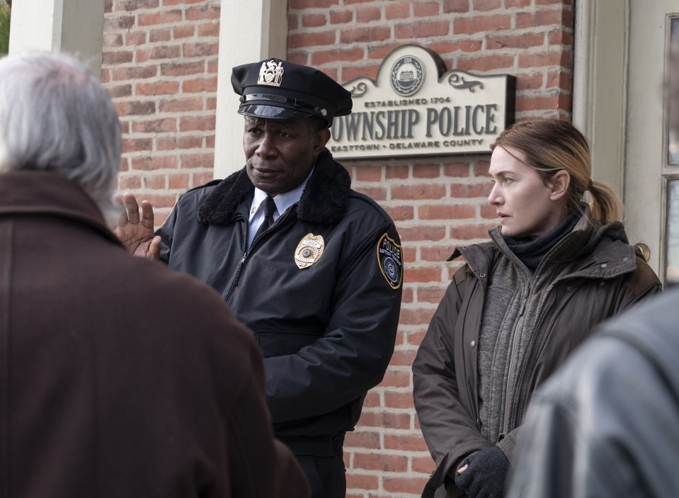 Kate Winslet v detektivní minisérii ztvárnila Mare, policistku v nejlepších letech, která je rozvedená a žije v domě s dcerou, vnukem i matkou.