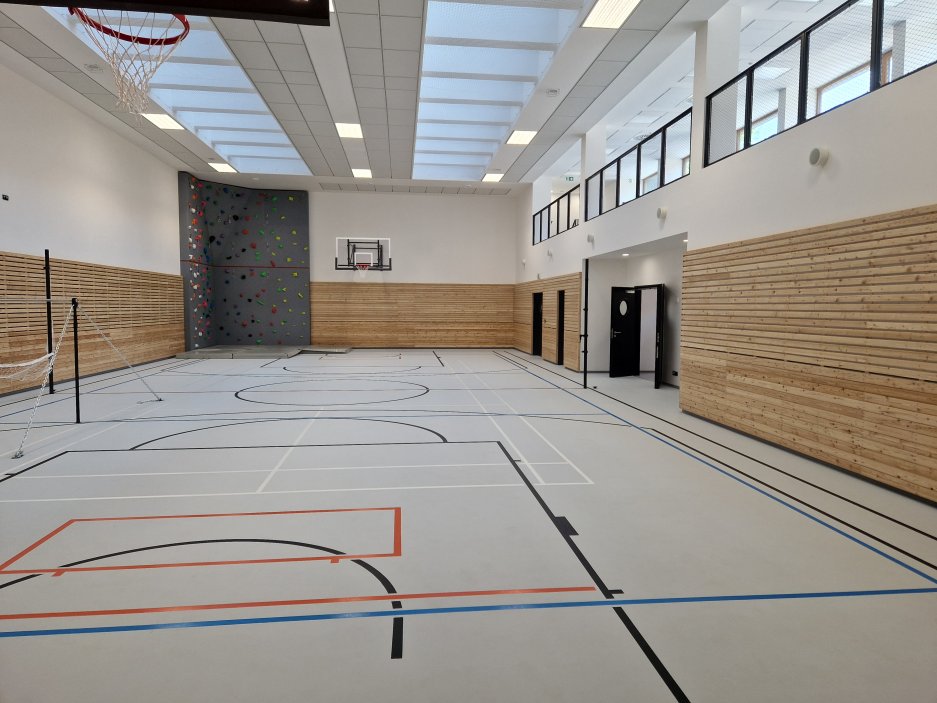 Škola nabízí ideální podmínky pro výuku a dává studentům i prostor pro zázemí na relaxaci, odpočinek a zábavu. Studenti v ní díky tomu mohou využít například i specializované stoly na šachy, stolní tenis, workoutové hřiště, venkovní učebnu nebo relaxační zónu v átriu. 