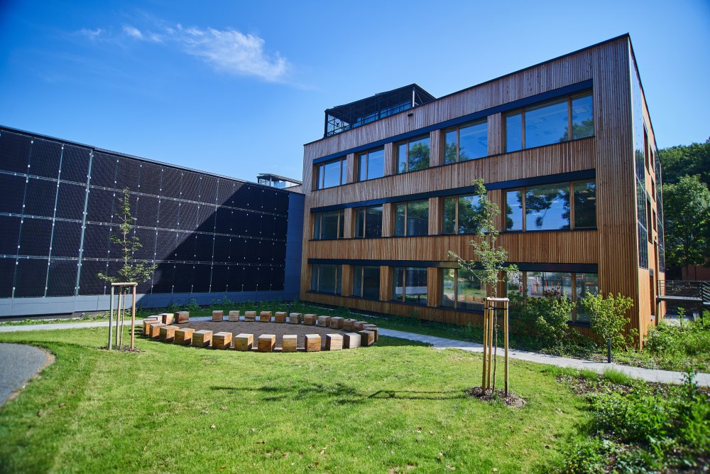 Cílem přestavby padesát let staré školní budovy byla rekonstrukce na chytrou, bezpečnou a trvale udržitelnou. Inovativní technické řešení budovy v sobě integruje výsledky českého aplikovaného výzkumu a bylo konzultováno s odborníky z UCEEB ČVUT v Praze (Univerzitní centrum energeticky efektivních budov).