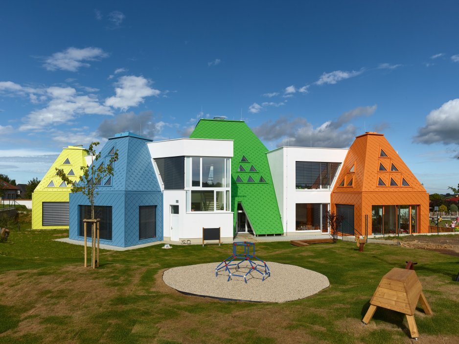 Barevná školka uprostřed polí v Říčanech u Prahy zaujala prestižní architektonický server a jeho čtenáři na projekt architekta Davida Krause a jeho studia Architektura pěli samou chválu.