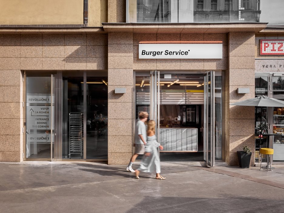 „Do housky. Do ruky. Do noci.“ Tak zní motto nové podniku Tomáše Karpíška Burger Service.  A jak název napovídá, hlavní položkou menu je burger.