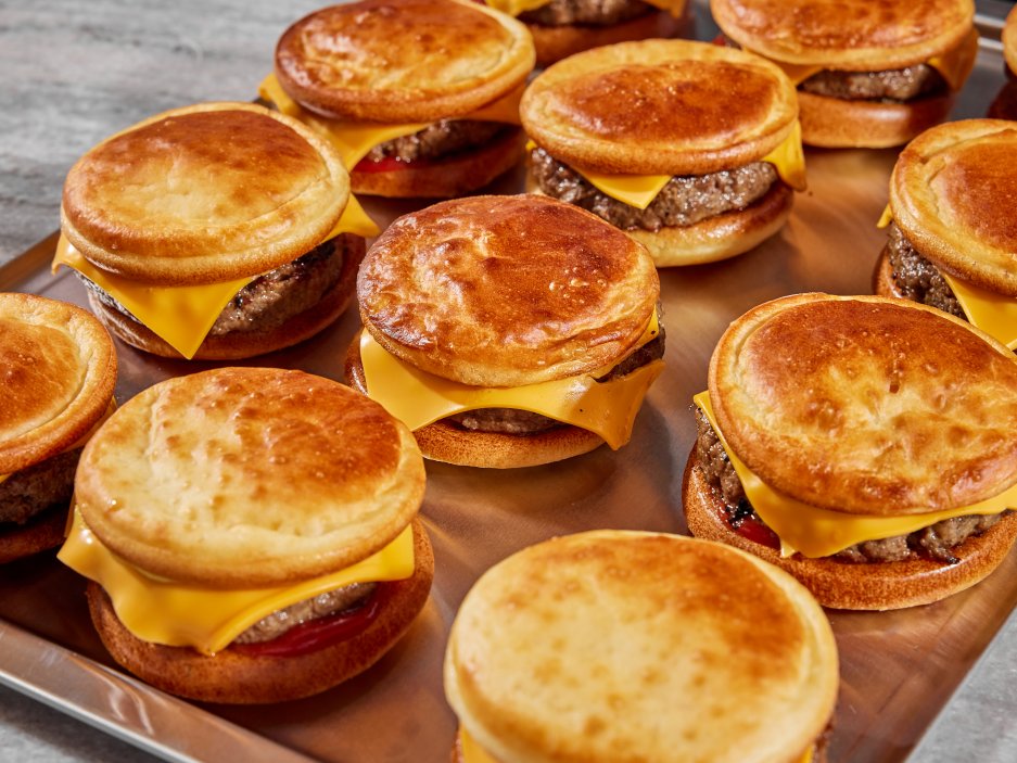 Masovou i bezmasovou nabídku spojuje bulka. „Bulky si budeme sami péct a burger do nich budeme hned balit, takže se chuť čerstvě upečené housky spojí s čerstvě upečeným masem, a to je právě ono,“ přibližuje šéf podniku Radek Pecko.