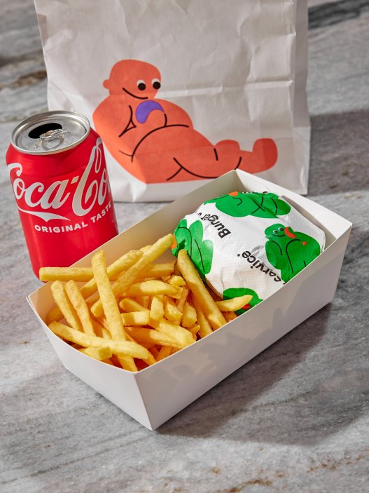Menu doplňuje nakládaná zelenina nebo salát coleslaw. 
