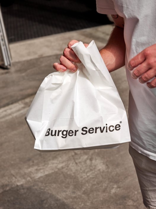 U hamburgerů hraje podstatnou roli také obal. Ten v Burger Service je z materiálu Ideabrill který dokáže nahradit misky i alobal, zároveň má jeho výroba a použití daleko nižší dopad na životní prostředí než běžné papírové nebo plastové obaly. Burger zabalený v Ideabrillu navíc zůstává čerstvý a šťavnatý delší dobu.