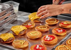 Pro masožravce mají Classic cheeseburger, Bacon Cheeseburger a Double Smash Burger, pro vegetariány pak smažený eidam.