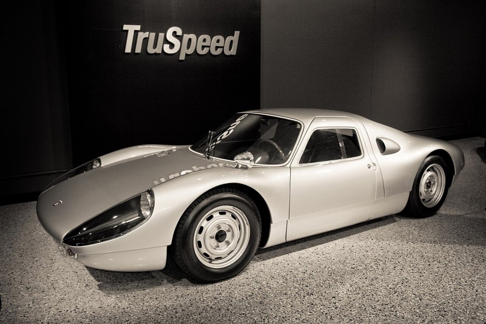 Ferdinand Alexander Porsche je autorem podoby i dalšího významného modelu, Porsche 904. Vůz se vyráběl v letech 1964 až 1965 a prodával pod označením Porsche Carrera GTS. Důvodem byly opět spory s Peugeotem o třímístnou číslovku s nulou uprostřed na francouzském trhu, stejně jako u 901/911.