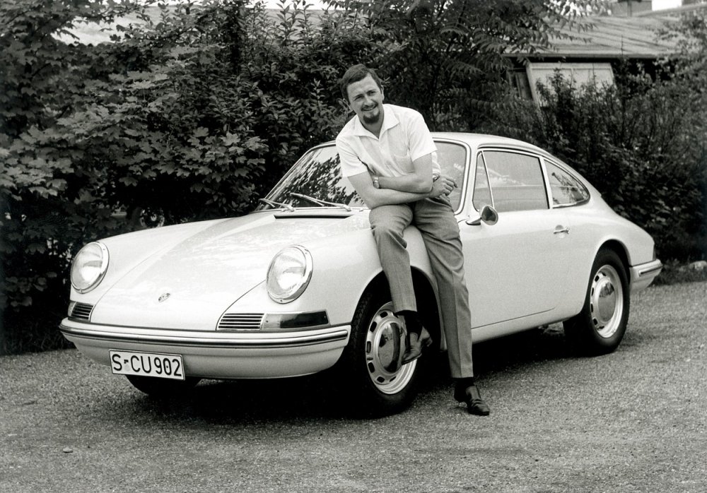 Snímek z roku 1963 zachycuje Ferdinanda Alexandra Porscheho před modelem 901, který se posléze začal prodávat kvůli sporům s Peugeotem o francouzský trh s označením 911.