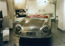 Porsche 356 Roadster z roku 1948, první sériově vyráběný sportovní vůz automobilky s pořadovým číslem 1, v muzeu Porsche v Zuffenhausenu.