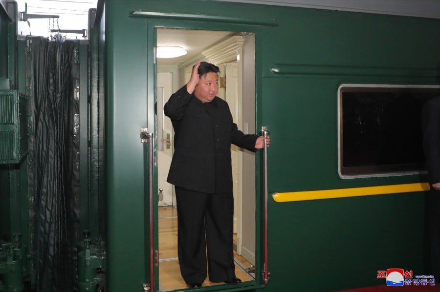 Kim Čong-un odjíždí do Ruska, rozloučení na nádraží asi 11. září 2023.